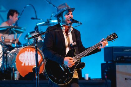 Supergrass celebra ‘I Should Coco’ em Glastonbury 2025