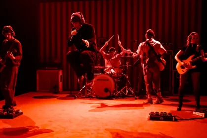 Turnstile apresenta novas faixas no The Tonight Show with Jimmy Fallon