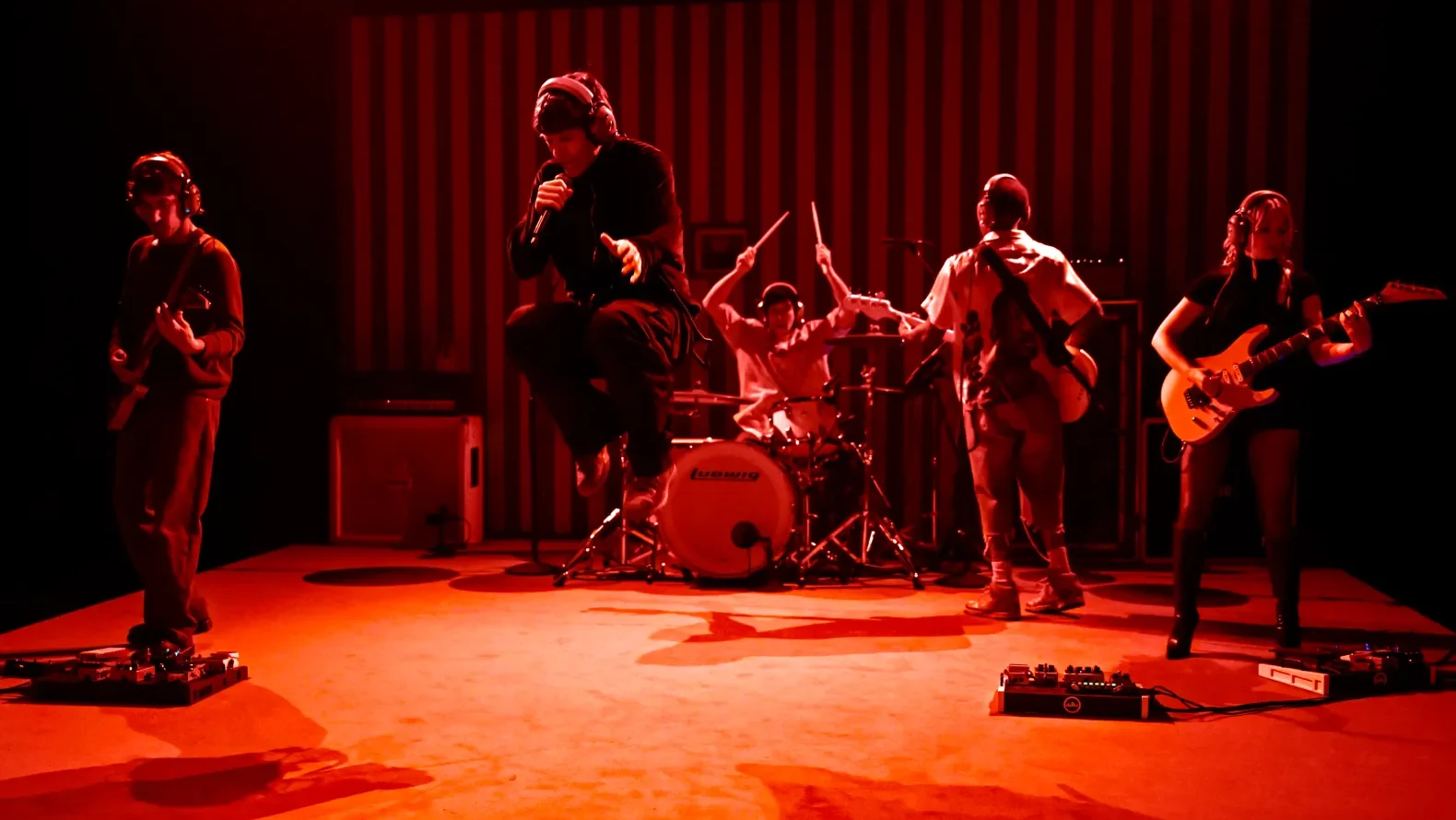 Turnstile apresenta novas faixas no The Tonight Show with Jimmy Fallon
