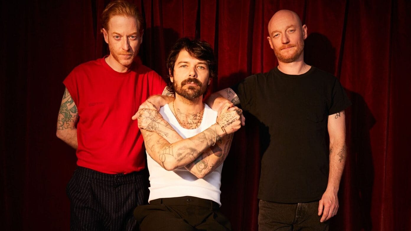 Biffy Clyro lança ‘True Believer’ e fala sobre fé