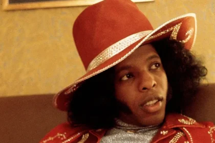 Sly Stone, figura essencial do funk psicodélico, morre aos 82 anos nos Estados Unidos