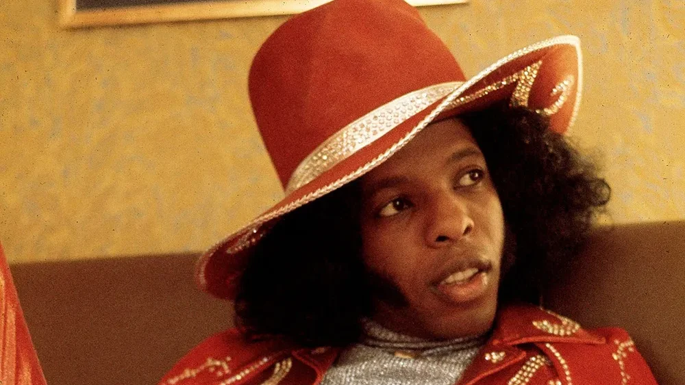 Sly Stone, figura essencial do funk psicodélico, morre aos 82 anos nos Estados Unidos