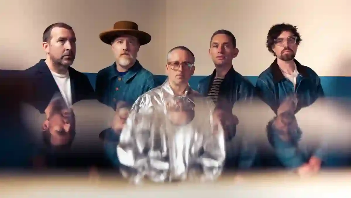 Hot Chip anuncia coletânea e celebra duas décadas de parceria criativa
