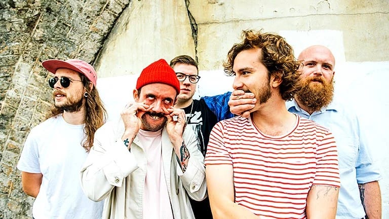 Idles lança “Rabbit Run” para trilha do novo filme de Darren Aronofsky