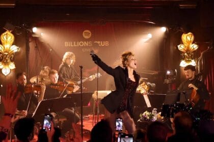 Miley Cyrus lança filme de concerto com bastidores e show completo em Paris