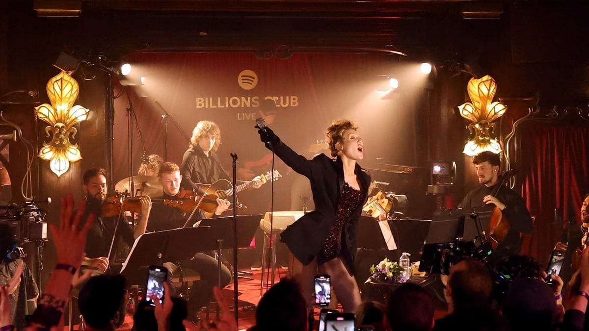 Miley Cyrus lança filme de concerto com bastidores e show completo em Paris