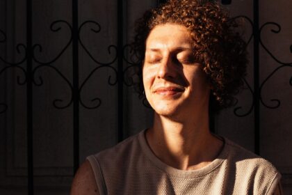 Nando Montenegro lança EP “RUMO”: Uma trilha poética para a alma de um artista que cultua o som, o silêncio e a palavra através do canto e da intimidade da sua voz