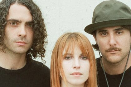 Paramore celebra 20 anos de “All We Know Is Falling” com edição deluxe