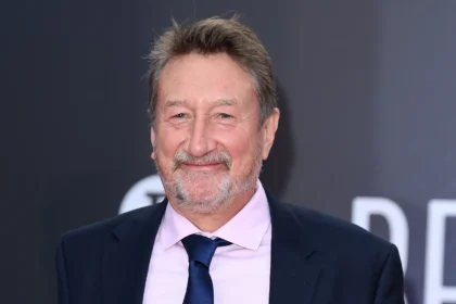 Steven Knight assume roteiro do novo filme de James Bond, com direção de Denis Villeneuve