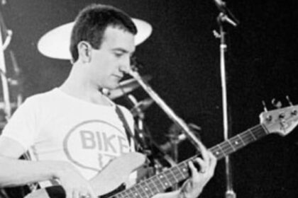 A rara contribuição de John Deacon em álbum assinado do Queen
