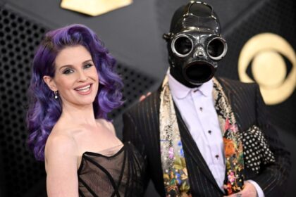 Sid Wilson do Slipknot pede Kelly Osbourne em casamento no último show do Black Sabbath