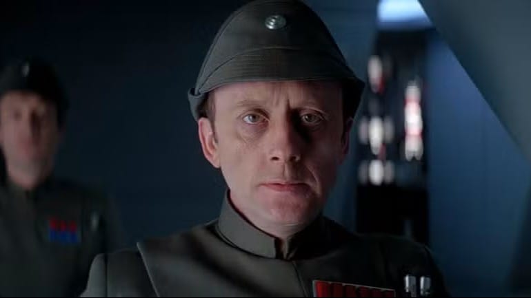 Morre Kenneth Colley, o almirante Piett de Star Wars, aos 87 anos