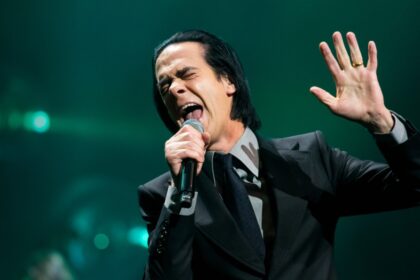 Nick Cave surpreende usando IA em vídeo de “Tupelo”