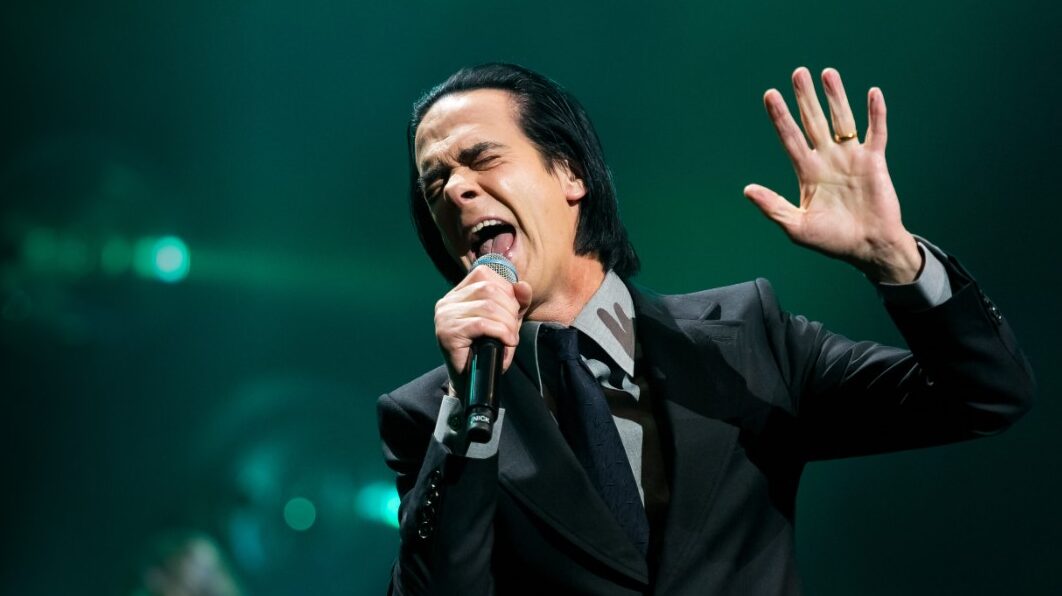 Nick Cave surpreende usando IA em vídeo de “Tupelo”