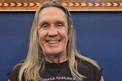 Aos 73 anos, baterista fala sobre saúde, apoio da banda e o novo integrante Simon Dawson