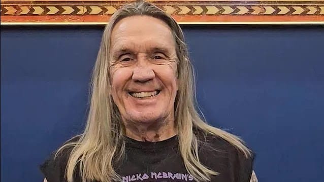 Aos 73 anos, baterista fala sobre saúde, apoio da banda e o novo integrante Simon Dawson