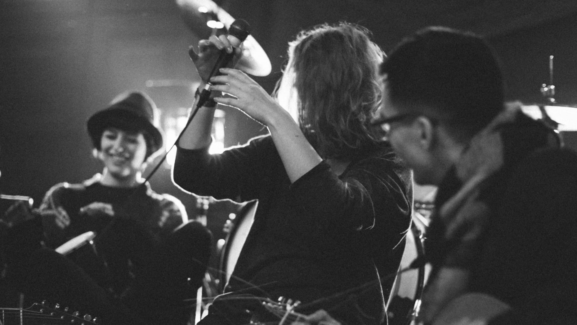 The Iddy-Biddies mergulham em emoções em novo single
