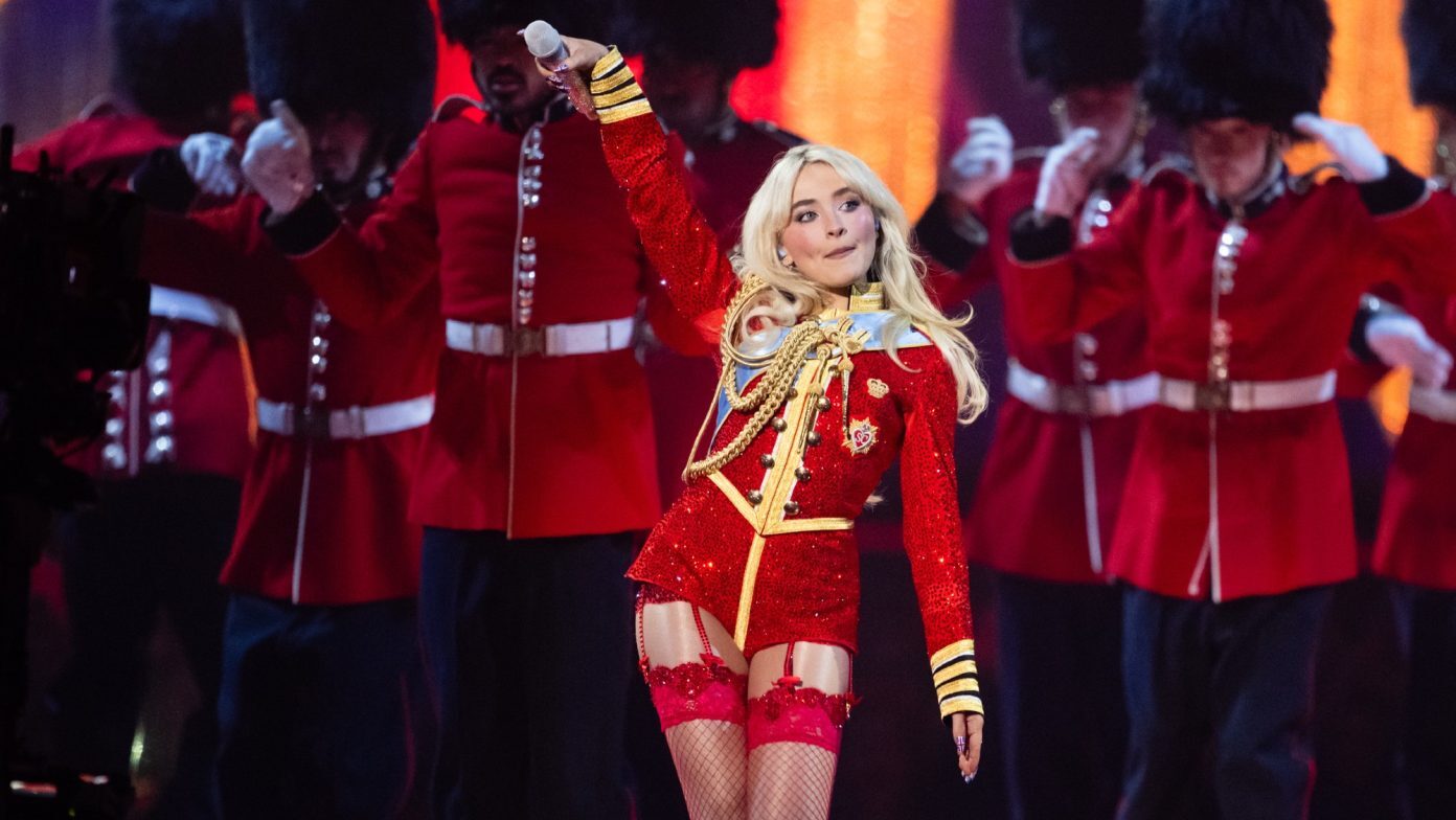 Sabrina Carpenter consegue ordem de restrição contra fã que tentou invadir sua casa