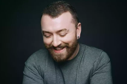 Sam Smith lança “To Be Free”, uma canção sobre liberdade pessoal
