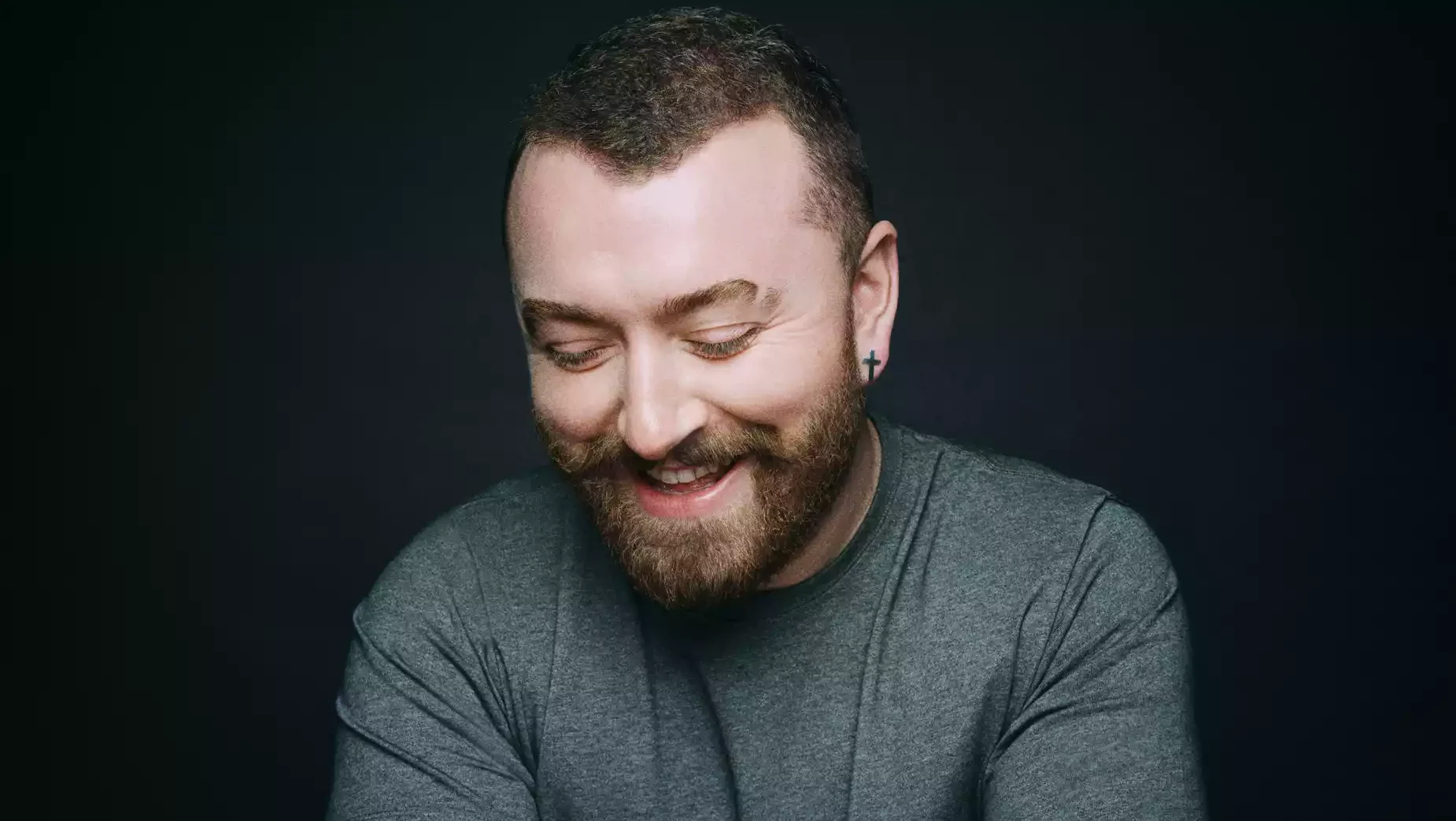 Sam Smith lança “To Be Free”, uma canção sobre liberdade pessoal