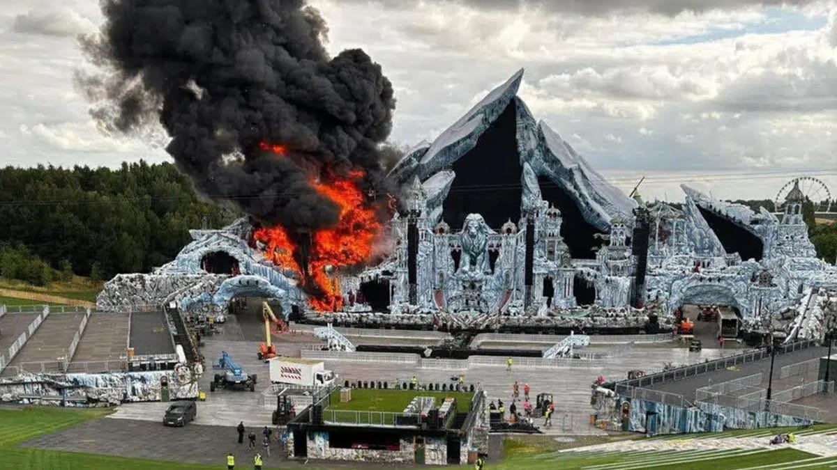Palco principal do Tomorrowland é destruído por incêndio dias antes do festival