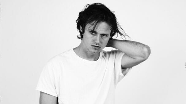 Whitmer Thomas lança EP “Tilt” com single “Bronco Buster”