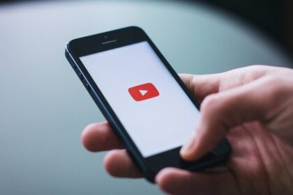 YouTube atualiza regras de monetização e mira vídeos gerados por IA