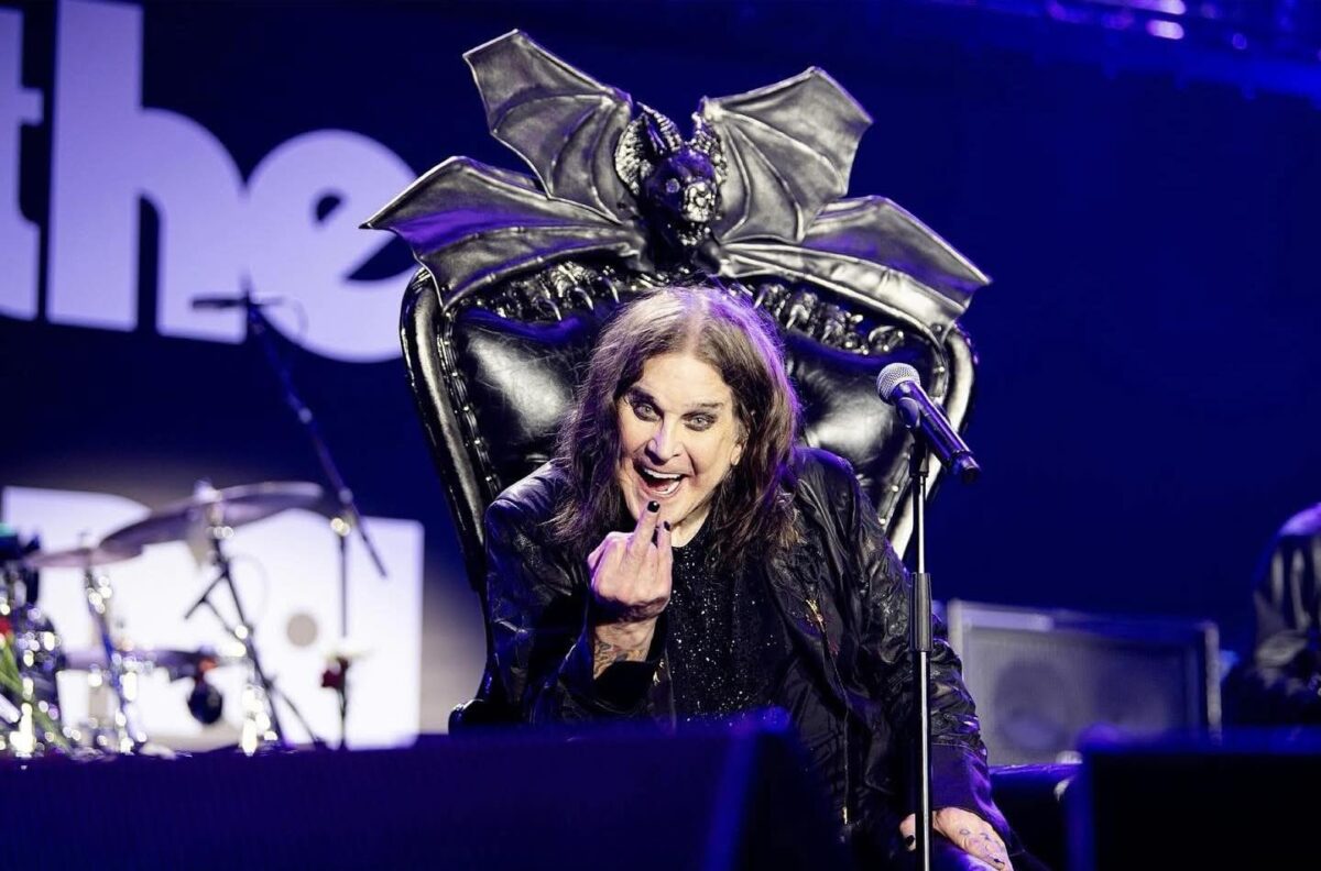 Ozzy, sob as lentes de Ross Halfin durante a apresentação no festival Back To The Beginning, 2025.