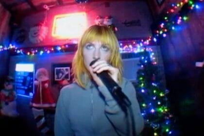 Hayley Williams lança ‘Showbiz’ e conclui novo álbum