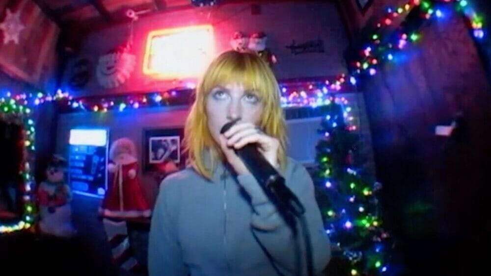 Hayley Williams lança ‘Showbiz’ e conclui novo álbum