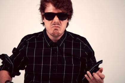 Dani Torres lança 1º álbum transformando dor em rock