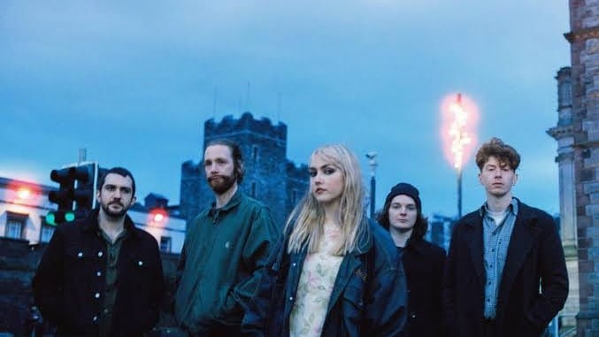 Just Mustard anuncia novo álbum “We Were Just Here” para outubro de 2025
