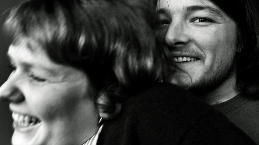 A união musical de Pip Blom e Willem Smit em Long Fling