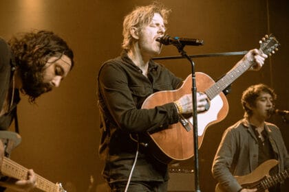 Spoon lança dois singles antes de iniciar turnê com Pixies