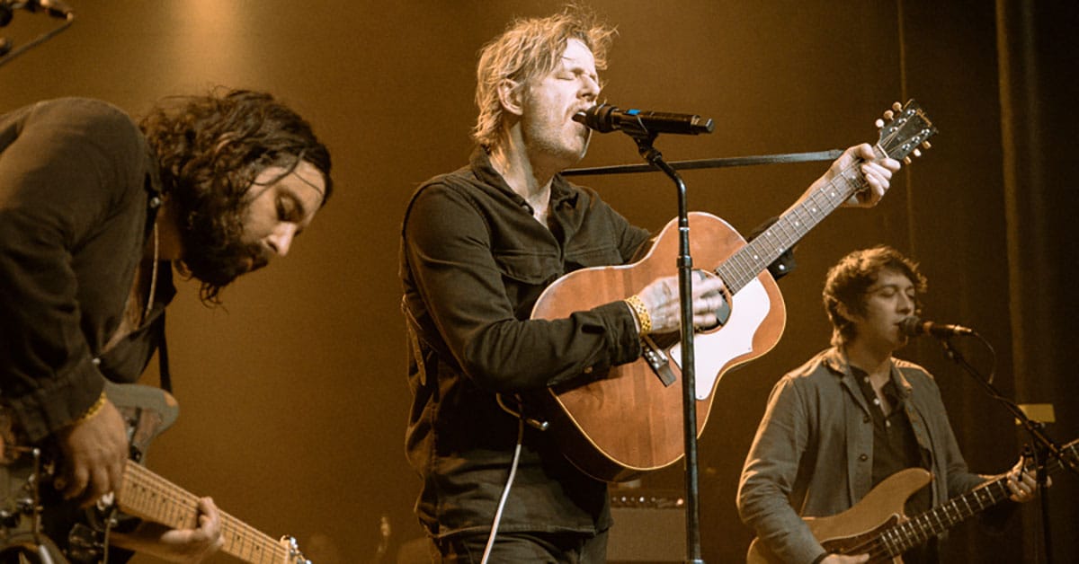 Spoon lança dois singles antes de iniciar turnê com Pixies