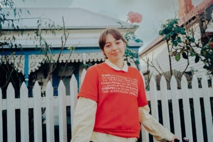 Stella Donnelly lança novas músicas e se junta à Dot Dash Recordings