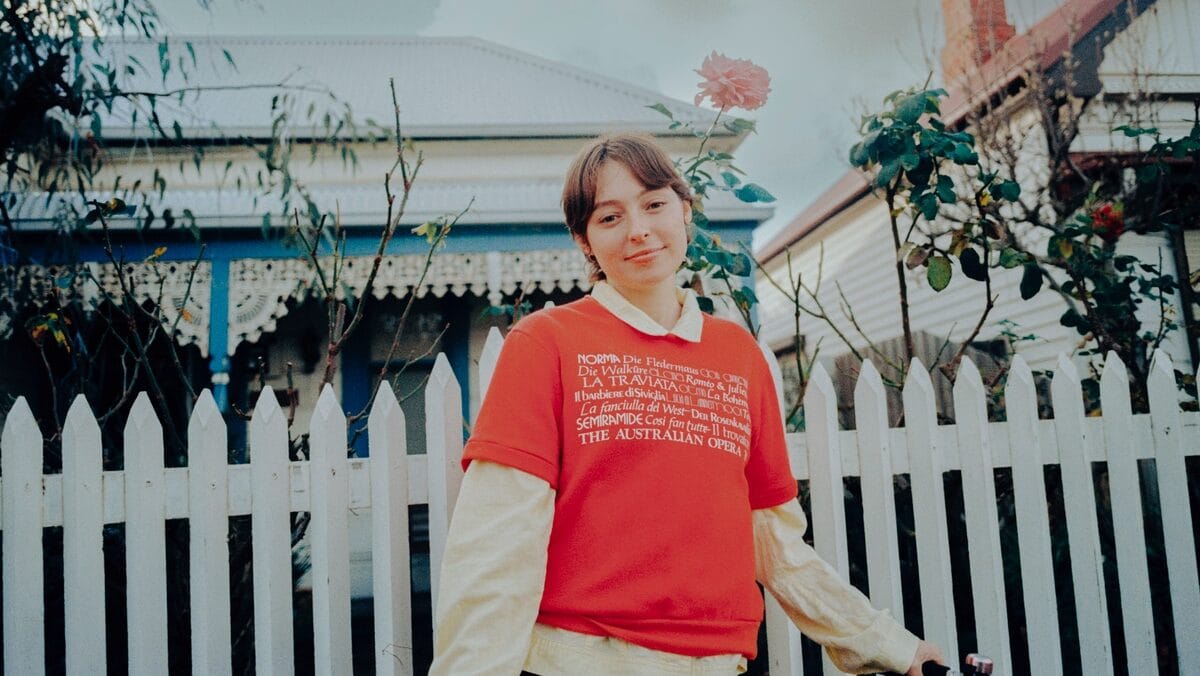 Stella Donnelly lança novas músicas e se junta à Dot Dash Recordings