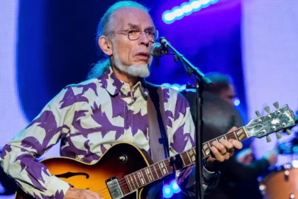 Steve Howe conta como Bob Dylan moldou sua carreira