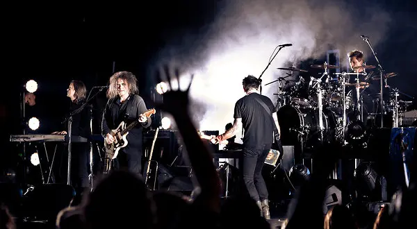 The Cure: Da esquerda pra direita Roger O’Donnell, Robert Smith, Simon Gallup eJason Cooper na  Reflections tour em Beacon Theater. Crédito: Cha