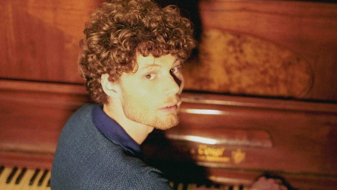 Valentim Frateschi lança single “Estreito” e anuncia álbum de estreia