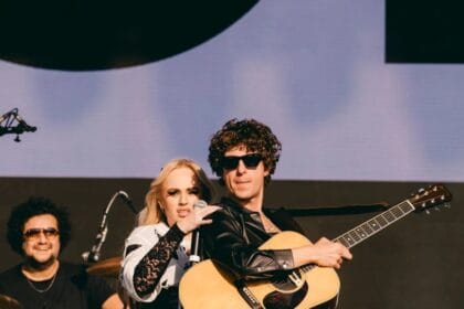 Rebel Wilson surpreende público ao cantar com The Kooks no Reading Festival