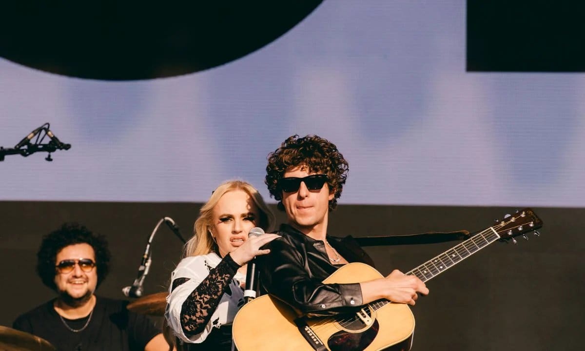 Rebel Wilson surpreende público ao cantar com The Kooks no Reading Festival