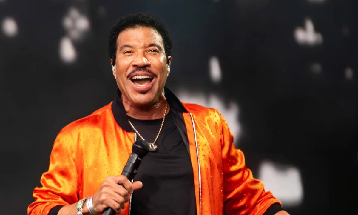 Homem é preso após tentativa de invasão à residência de Lionel Richie em Beverly Hills
