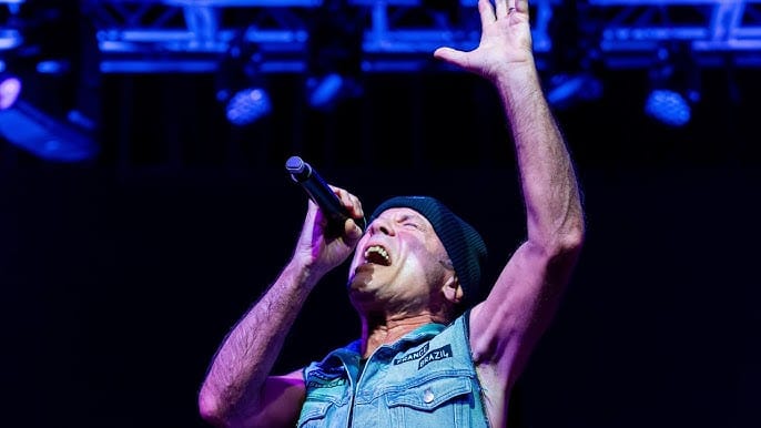 Bruce Dickinson toca ‘Flash of the Blade’ após 41 anos