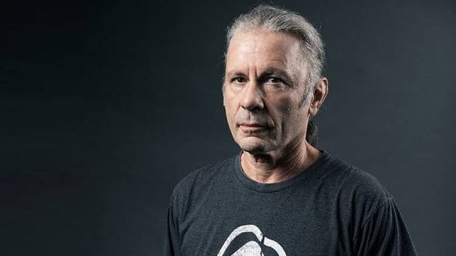 Bruce Dickinson critica uso de celulares em shows e pede que fãs vivam o presente