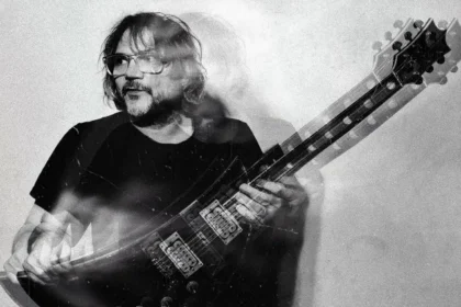 Jeff Tweedy lança “Feel Free”, nova prévia de “Twilight Override”