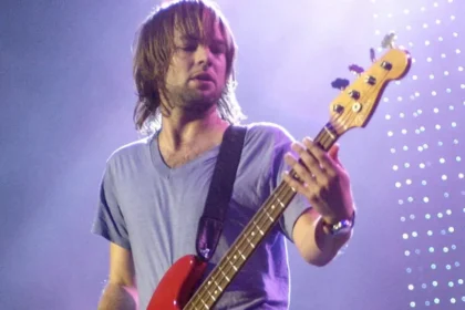 Ex-baixista do Maroon 5, Mickey Madden, é acusado de enviar mensagens de texto para adolescentes