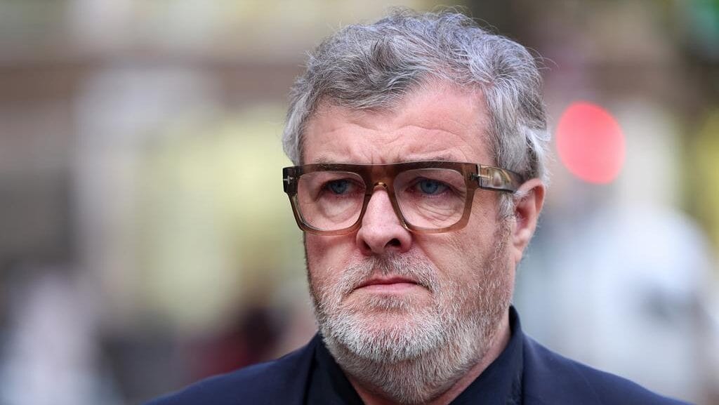 Paul Gallagher enfrenta tribunal por acusação de estupro