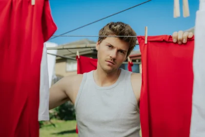 Ruel anuncia segundo álbum “Kicking My Feet” e lança single “The Suburbs”