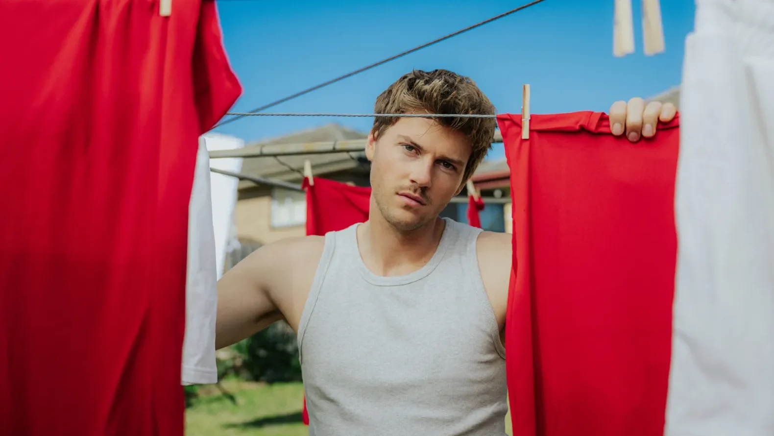 Ruel anuncia segundo álbum “Kicking My Feet” e lança single “The Suburbs”